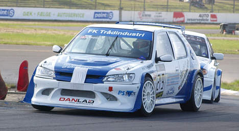 Lars Østergaard kører motorløb i en flot Peugeot 306 Sport.